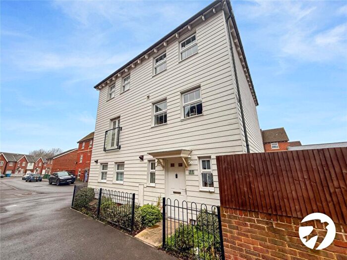 4 Bedroom Semi Detached House For Sale In Easton Drive, Sittingbourne, Kent, ME10