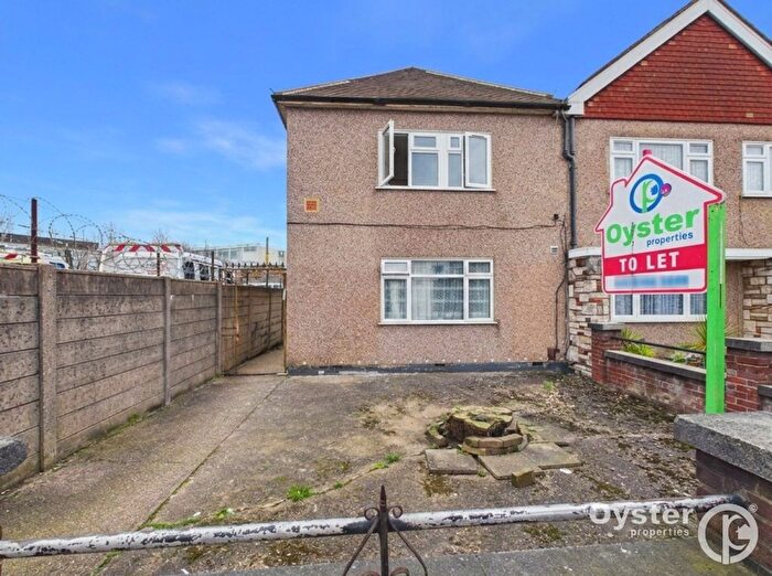 3 Bedroom Flat To Rent In Hertford Road, Enfield, EN3