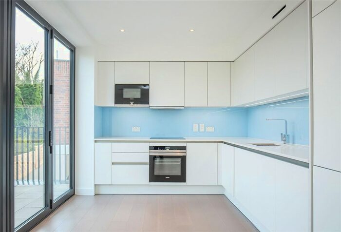 2 Bedroom Property To Rent In Pinnacle Close, London, N10
