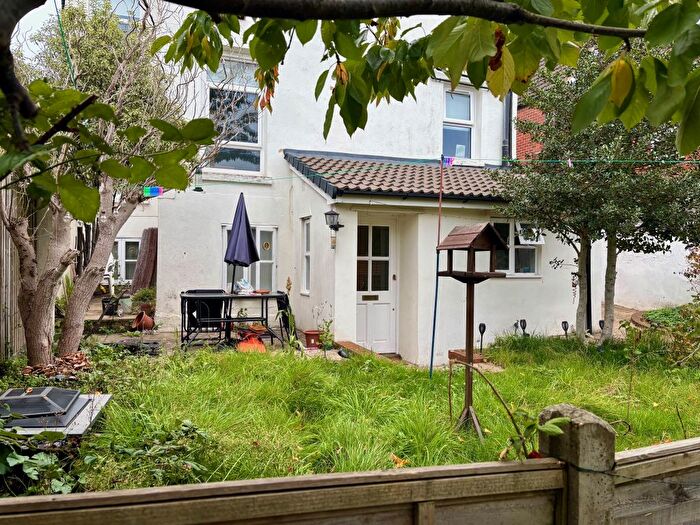 2 Bedroom Flat For Sale In Wilton Road, Salisbury, SP2