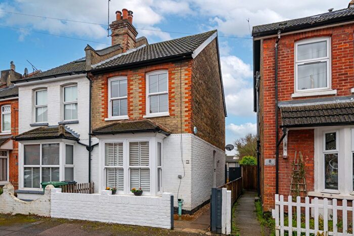 2 Bedroom Semi Detached House For Sale In Lyndale Road, Redhill, RH1