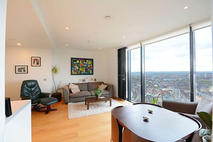 2 Bedroom Flat To Rent In Walworth Road, Elephant And Castle, London, SE1