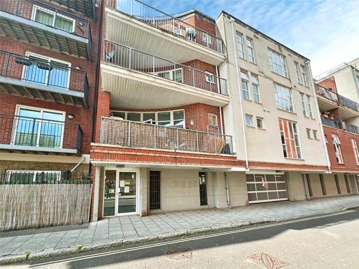 2 Bedroom Apartment For Sale In Lower Canal Walk, Southampton, Hampshire, SO14