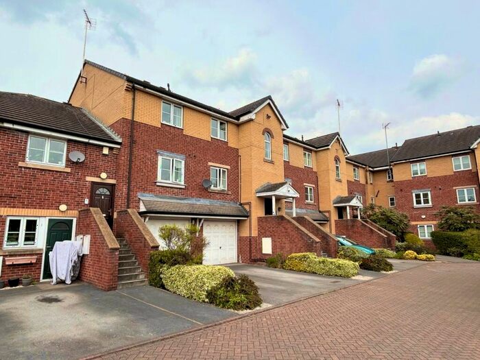3 Bedroom Flat To Rent In Cherry Court, Headingley, Leeds, LS6