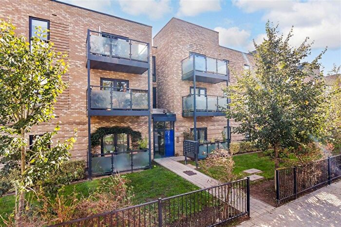 2 Bedroom Flat For Sale In Salomons Grove, Southborough, Tunbridge Wells, Kent, TN4