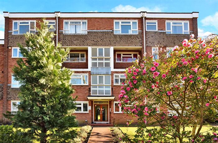 2 Bedroom Flat For Sale In Lovelace Road, Surbiton, KT6