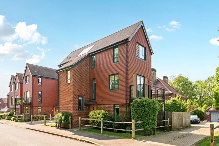 4 Bedroom Detached House For Sale In Sycamore Avenue, Godalming, GU7