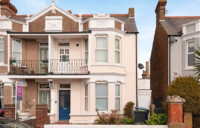2 Bedroom Flat To Rent In Seapoint, Broadstairs, CT10