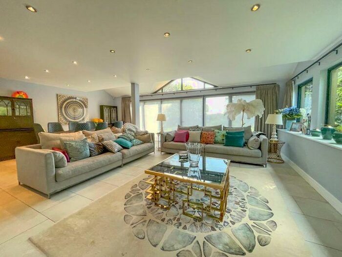 5 Bedroom Detached House For Sale In Churchill Close, Streatley, LU3