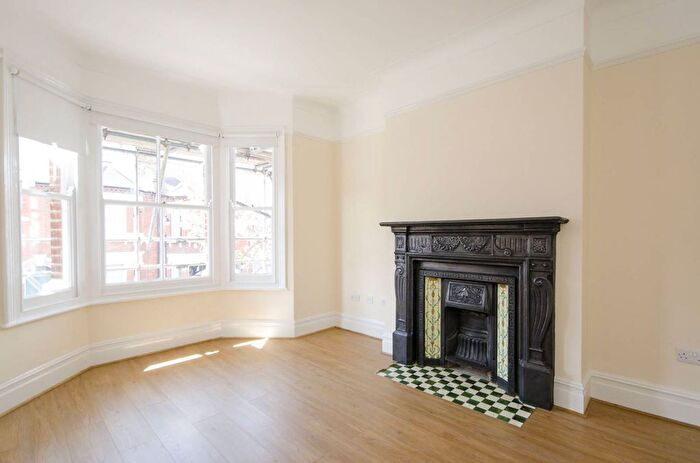 3 Bedroom Flat To Rent In Kinsale Road, Peckham Rye, London, SE15