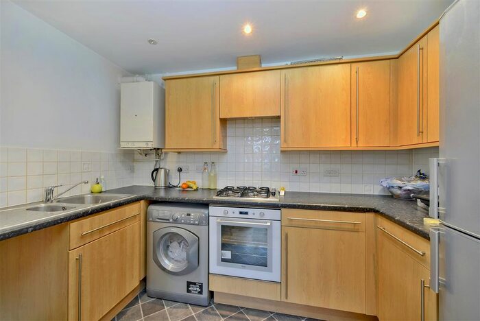 2 Bedroom Flat To Rent In Fox Court, Aldershot, GU12
