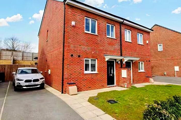 2 Bedroom Semi-Detached House To Rent In Wykebeck Mount, Leeds, LS9