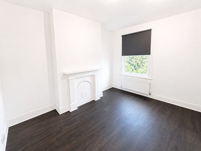3 Bedroom Flat To Rent In Hendon Lane, London, N3