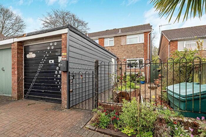 3 Bedroom House For Sale In Chestnut Close, Alton, Hampshire, GU34