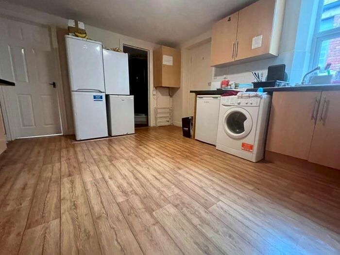 6 Bedroom Flat To Rent In Brighton Grove, Arthurs Hill, Newcastle Upon Tyne, NE4