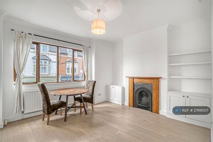2 Bedroom Flat To Rent In Sheen Lane, London, SW14