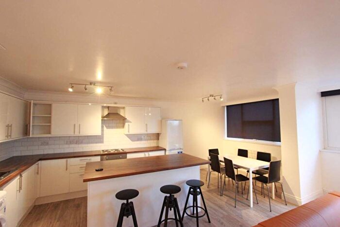 3 Bedroom Flat To Rent In High Road, London, N12