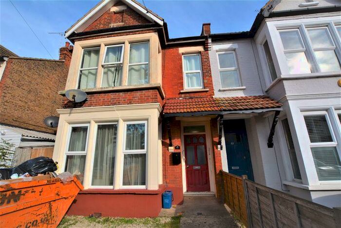 2 Bedroom Flat To Rent In Ambleside Drive, Southend-On-Sea, SS1