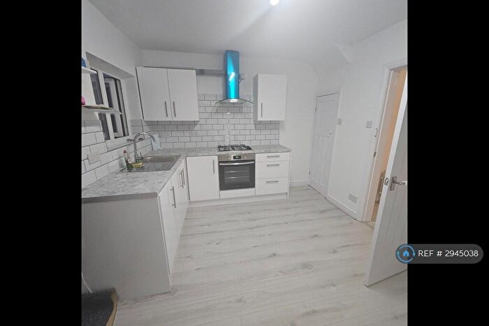 3 Bedroom Flat To Rent In Grainger Avenue, Manchester, M12