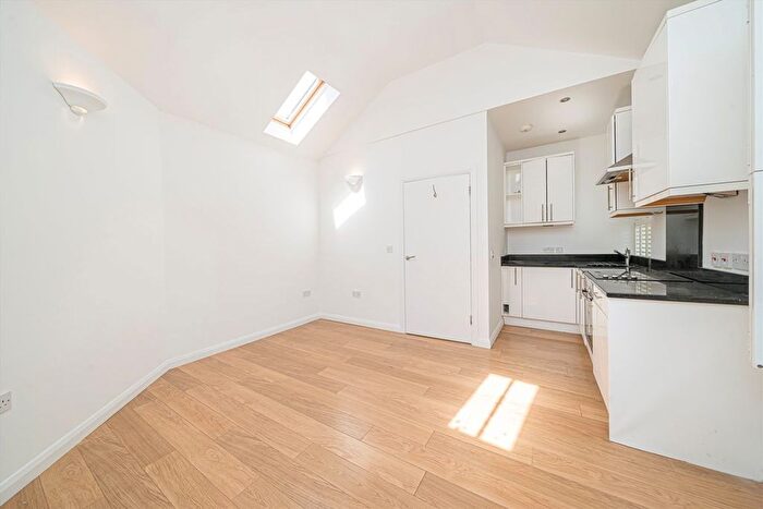 1 Bedroom Flat To Rent In Houblon Road, Richmond, TW10