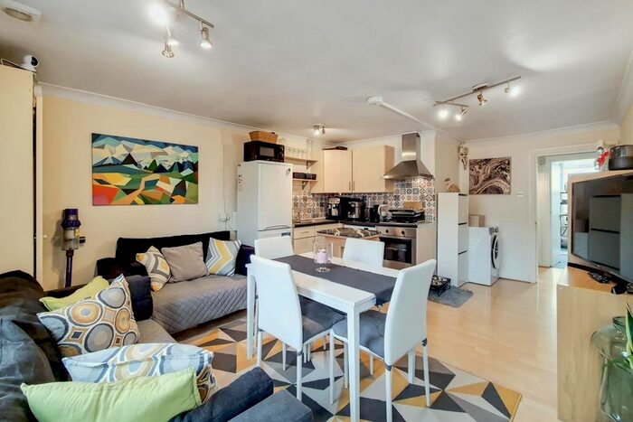 2 Bedroom Flat To Rent In Streatham High Road, London, SW16