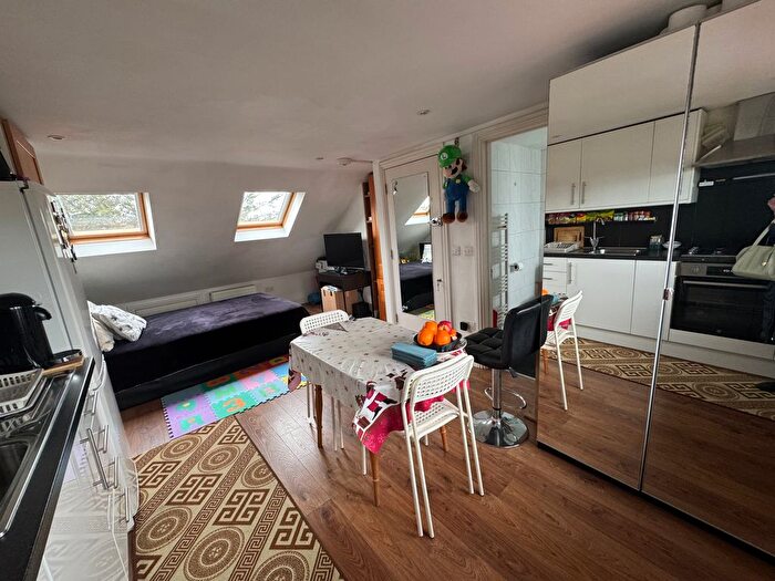 Studio To Rent In Great North Way, Hendon/ Mill Hill, NW4