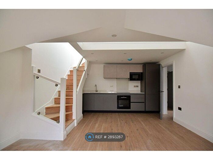 1 Bedroom Flat To Rent In Barrington Road, Altrincham, WA14