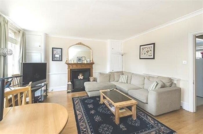 3 Bedroom Flat To Rent In Brompton Square, London, SW3