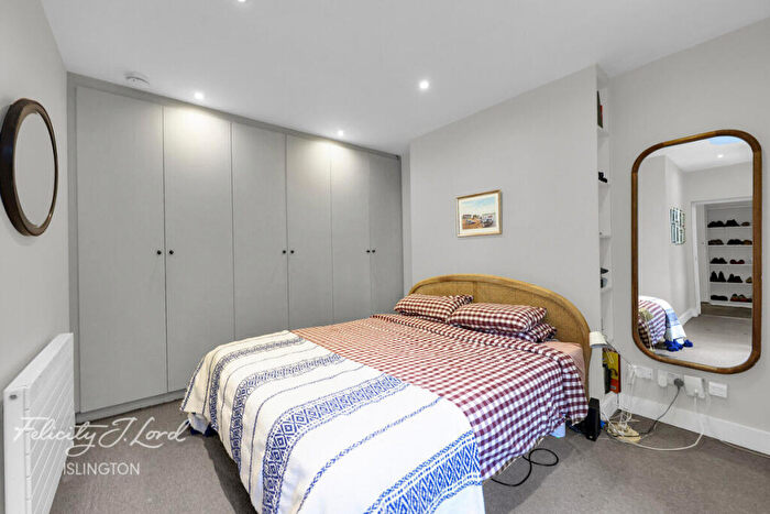 2 Bedroom Flat For Sale In Beresford Road, London, N5