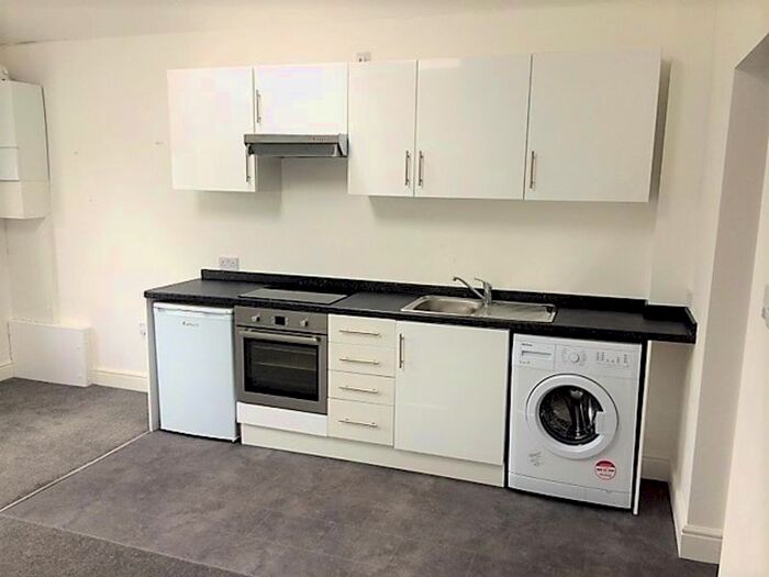 1 Bedroom Flat To Rent In Walton Road, West Molesey, KT8