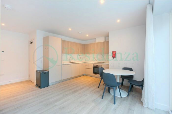 2 Bedroom Flat To Rent In Cavell Court, Dog Kennel Hill, London, SE22