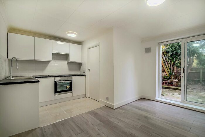 Studio To Rent In Holly Park Road, London, N11