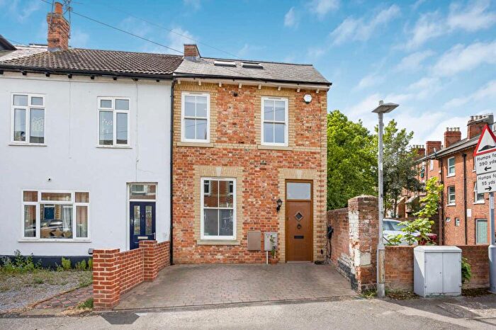 4 Bedroom End Of Terrace House For Sale In The Grove, Reading, RG1
