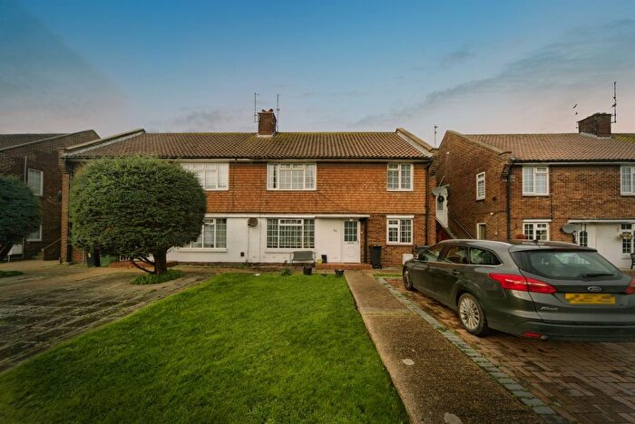 2 Bedroom Flat For Sale In Tollgate Gardens, Eastbourne, BN23