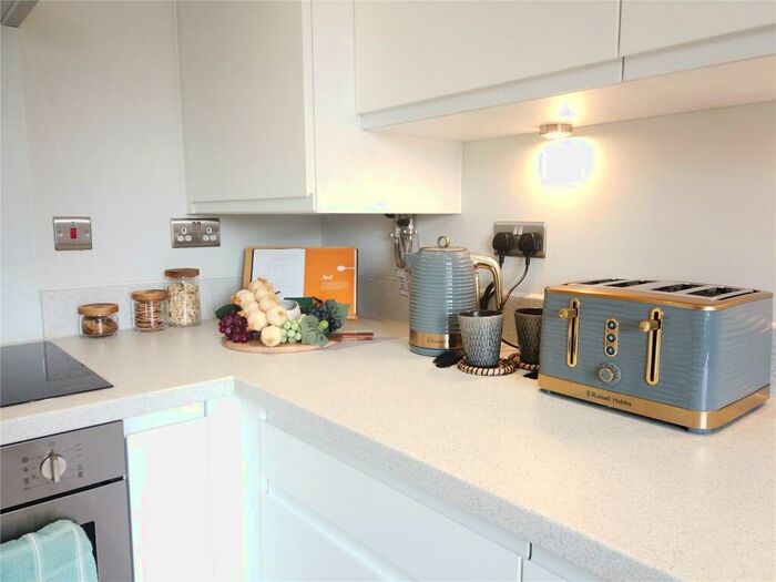 1 Bedroom Apartment For Sale In Cleveland Nook, Mortimer Common, Reading, Berkshire, RG7