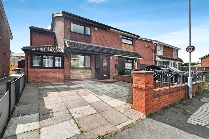 3 Bedroom Semi-Detached House For Sale In Silverdale Road, Wigan, WN5