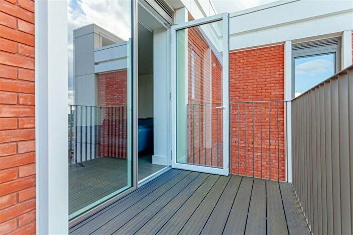 Flat To Rent In Gartons Way, SW11