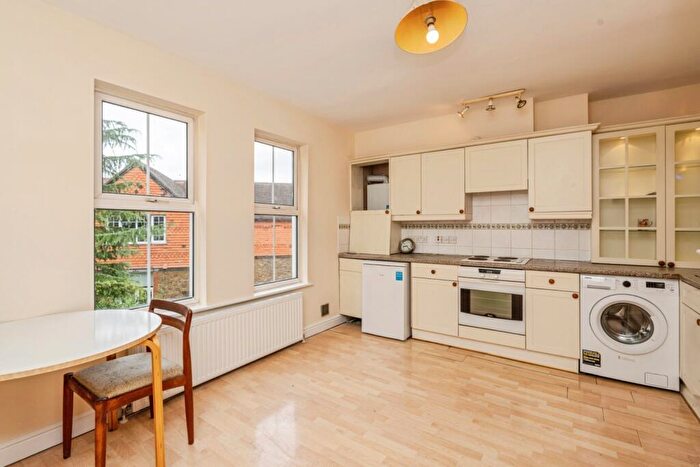 1 Bedroom Flat For Sale In Church Road, Leatherhead, Surrey, KT22