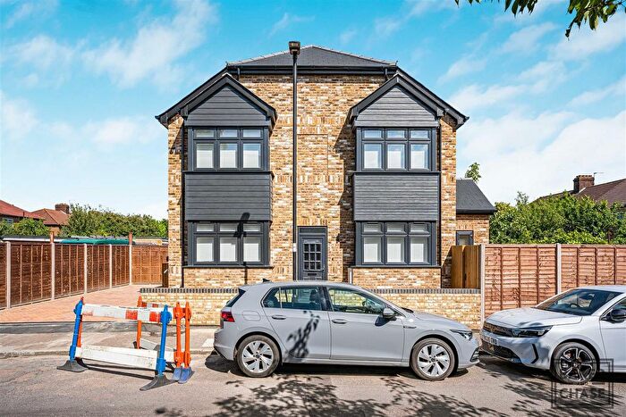 3 Bedroom Detached House To Rent In Lincoln Way, Enfield, EN1