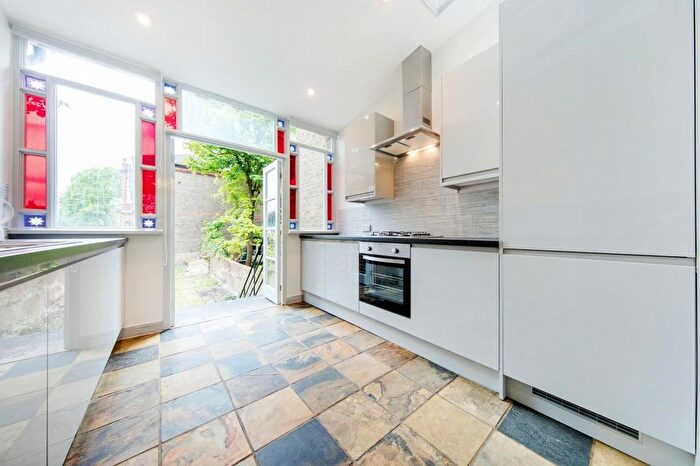 3 Bedroom Flat To Rent In Kings Avenue, SW4