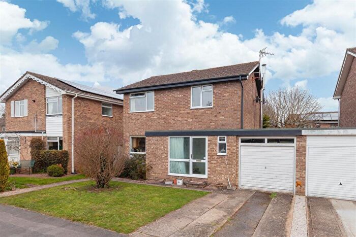 3 Bedroom Link Detached House For Sale In Briar Thicket, Woodstock, OX20