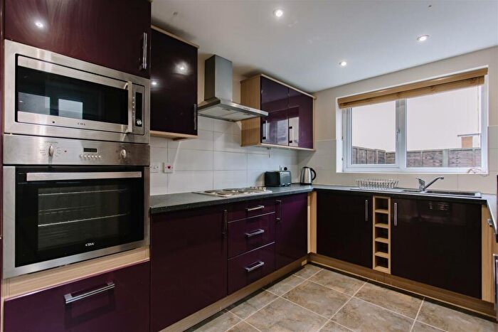 5 Bedroom Private Hall To Rent In Edgecumbe Street Newland Avenue Hull, HU5