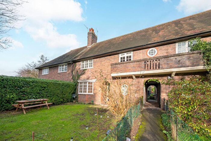 2 Bedroom Maisonette To Rent In Neale Close, East Finchley, London, N2