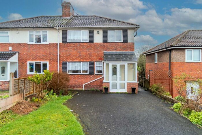 3 Bedroom Semi-Detached House For Sale In Ashfield Crescent, Stourbridge, DY9