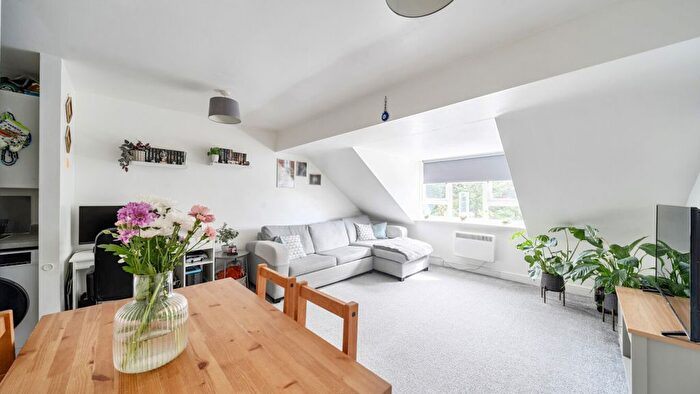 2 Bedroom Flat For Sale In Broad Oak Close, Highams Park, E4