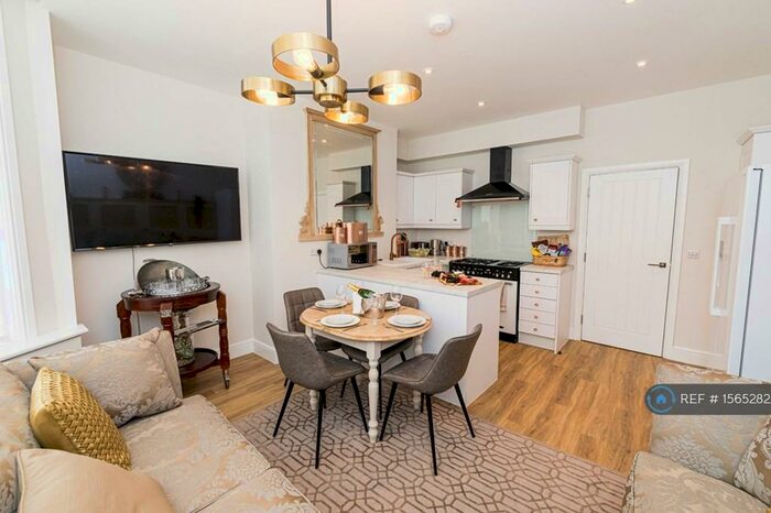 2 Bedroom Flat To Rent In Approach Road, Poole, BH14