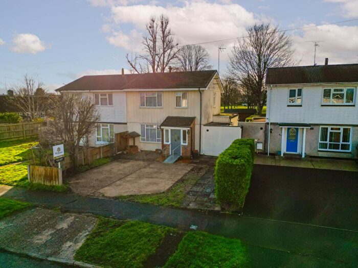 3 Bedroom Semi Detached House For Sale In Thrasher Road, Aylesbury, HP21