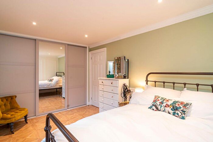 2 Bedroom Flat For Sale In / Ettrickdale Place, Stockbridge, Edinburgh, EH3