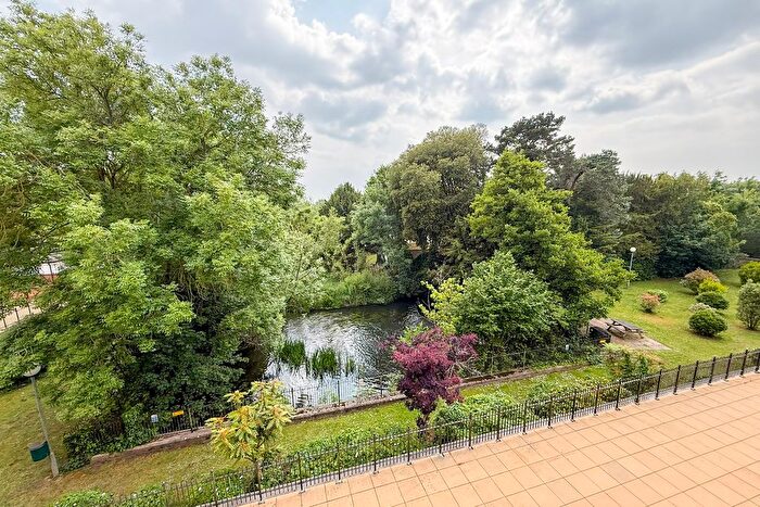 2 Bedroom Flat For Sale In Wraysbury, Berkshire, TW19