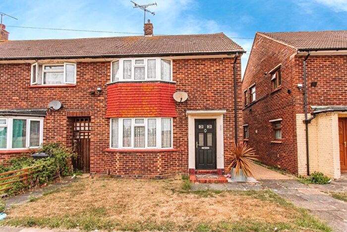 3 Bedroom End Of Terrace House For Sale In Chaingate Avenue, Southend-on-Sea, Essex, SS2